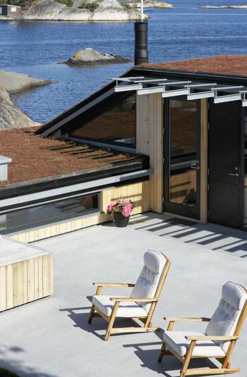 LUNE UTEROM: Uterommet på toppen av hytta er et skjermet oppholdsted med utsikt over fjorden. LUNE UTEROM: Uterommet på toppen av hytta er et skjermet oppholdsted med utsikt over fjorden.