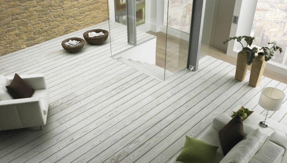 "GAMMELT" MEN NYTT: tregulvfamilien Epoque kommer i Oak Winter, Oak Misty Grey, Oak Sandy Grey og Oak Country. "GAMMELT" MEN NYTT: tregulvfamilien Epoque kommer i Oak Winter, Oak Misty Grey, Oak Sandy Grey og Oak Country.
