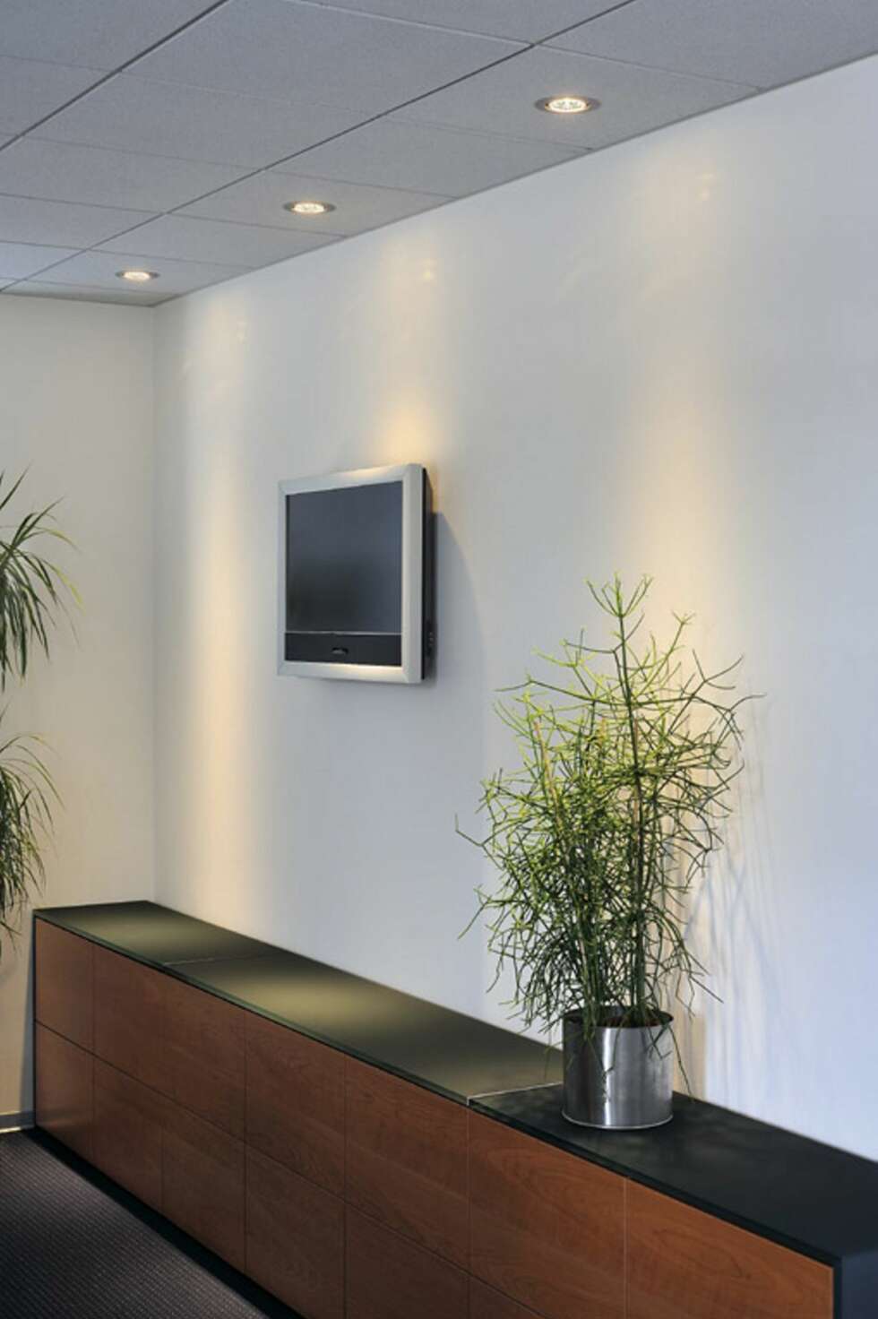 VANLIG TABBE: Å plassere en downlight rett over TVen kan gi et uheldig gjenskinn. Det beste hadde vært og kun hatt en på hver side av TV en. VANLIG TABBE: Å plassere en downlight rett over TVen kan gi et uheldig gjenskinn. Det beste hadde vært og kun hatt en på hver side av TV en.