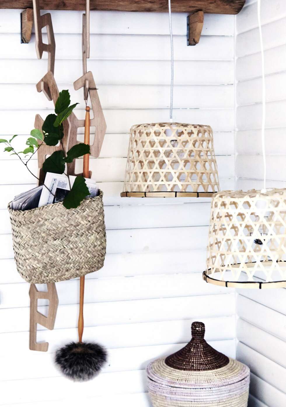 LAMPELYST: Taklampene er laget med utgangspunkt i Höydare kurver, kr 99 pr. stk., fra Ikea. Kurven med lokk, kr 249, er fra African Touch. Du finner lignende hos afroart.se. Den smale kurven, kr 350, er fra Tine K Home, og kleshengeren med kroker, kr 1250, er fra Fredericia. FOTO: IdecorImages LAMPELYST: Taklampene er laget med utgangspunkt i Höydare kurver, kr 99 pr. stk., fra Ikea. Kurven med lokk, kr 249, er fra African Touch. Du finner lignende hos afroart.se. Den smale kurven, kr 350, er fra Tine K Home, og kleshengeren med kroker, kr 1250, er fra Fredericia. FOTO: IdecorImages