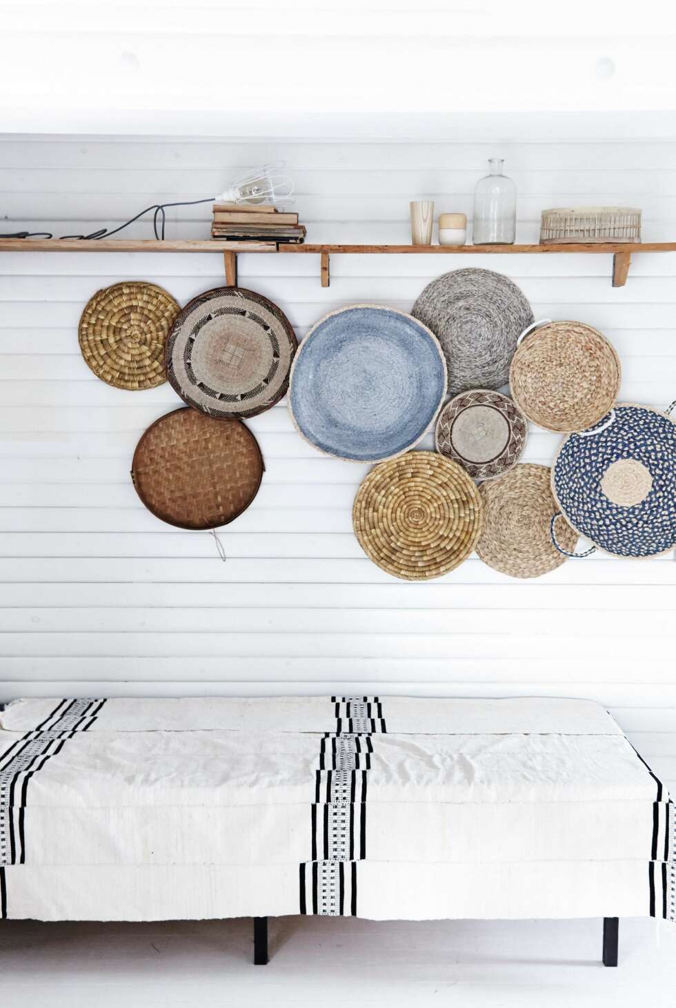 KURVKOLLASJ: Kurvene er fra Tine K Home, africantouch.dk, Rice, Ikea og Isandi. Den hvite lampen på hyllen er fra House Doctor. FOTO: IdecorImages KURVKOLLASJ: Kurvene er fra Tine K Home, africantouch.dk, Rice, Ikea og Isandi. Den hvite lampen på hyllen er fra House Doctor. FOTO: IdecorImages
