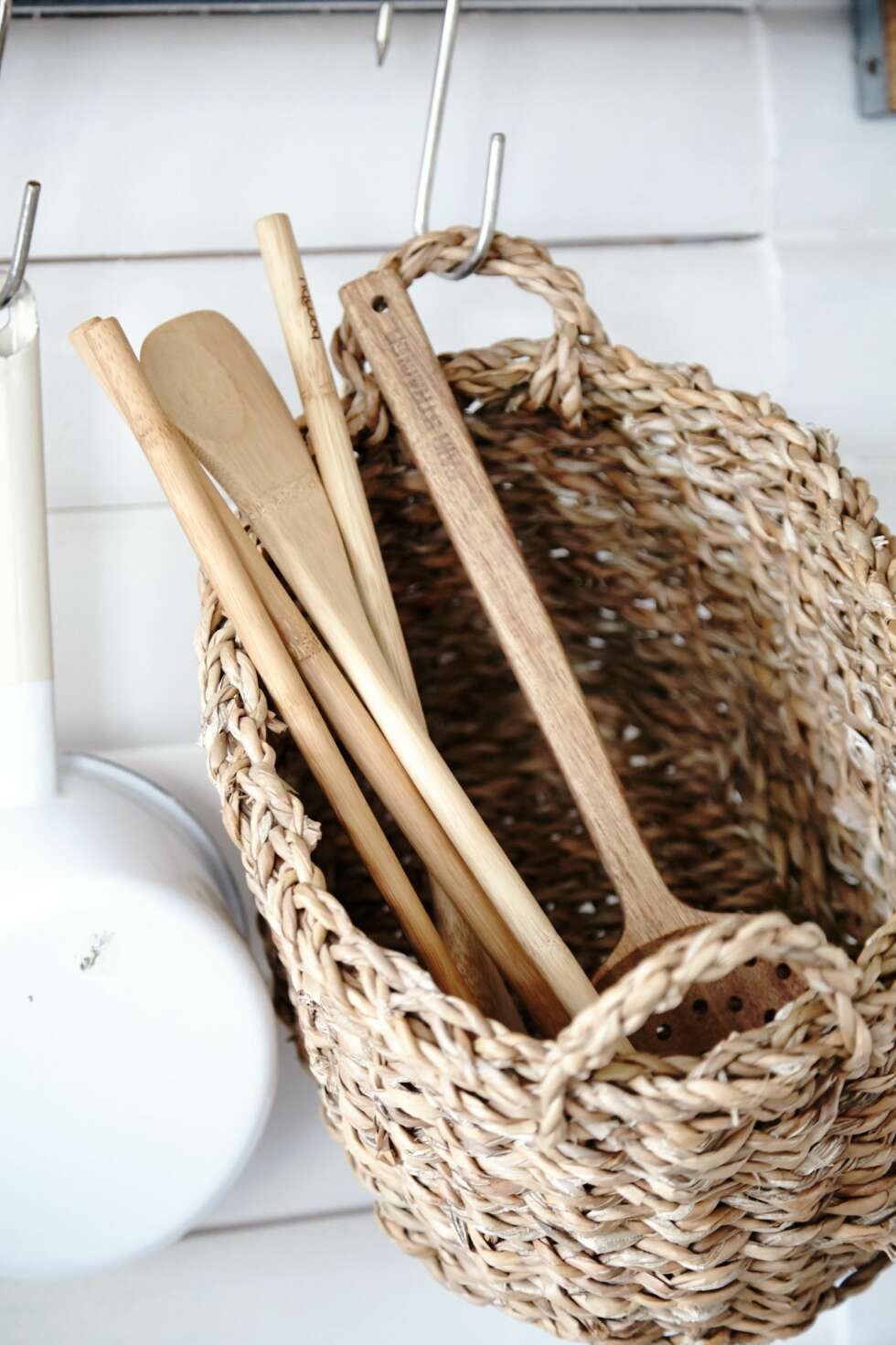 PÅ EN KROK: Kurv, kr 110, fra hskjalmp.dk. Her er det brukt en slaktekrok til å henge kurven på. Du kan også bruke S-kroker fra Ikea. FOTO: IstockImages PÅ EN KROK: Kurv, kr 110, fra hskjalmp.dk. Her er det brukt en slaktekrok til å henge kurven på. Du kan også bruke S-kroker fra Ikea. FOTO: IstockImages
