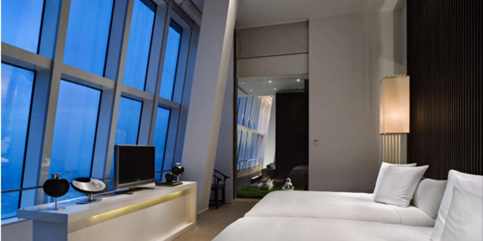 HØYT OVER BAKKEN: Skal du sove høyere enn på Park Hyatt i Shanghai, må du opp i fly. HØYT OVER BAKKEN: Skal du sove høyere enn på Park Hyatt i Shanghai, må du opp i fly.