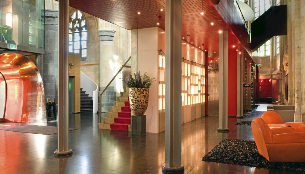 SAMSPILL: Bygningen er et gotisk kloster ombygd til et hotell beliggende i Maastricht i Nederland. Her ser du et spektakulært samspill mellom klassisk arkitektur og moderne design. SAMSPILL: Bygningen er et gotisk kloster ombygd til et hotell beliggende i Maastricht i Nederland. Her ser du et spektakulært samspill mellom klassisk arkitektur og moderne design.