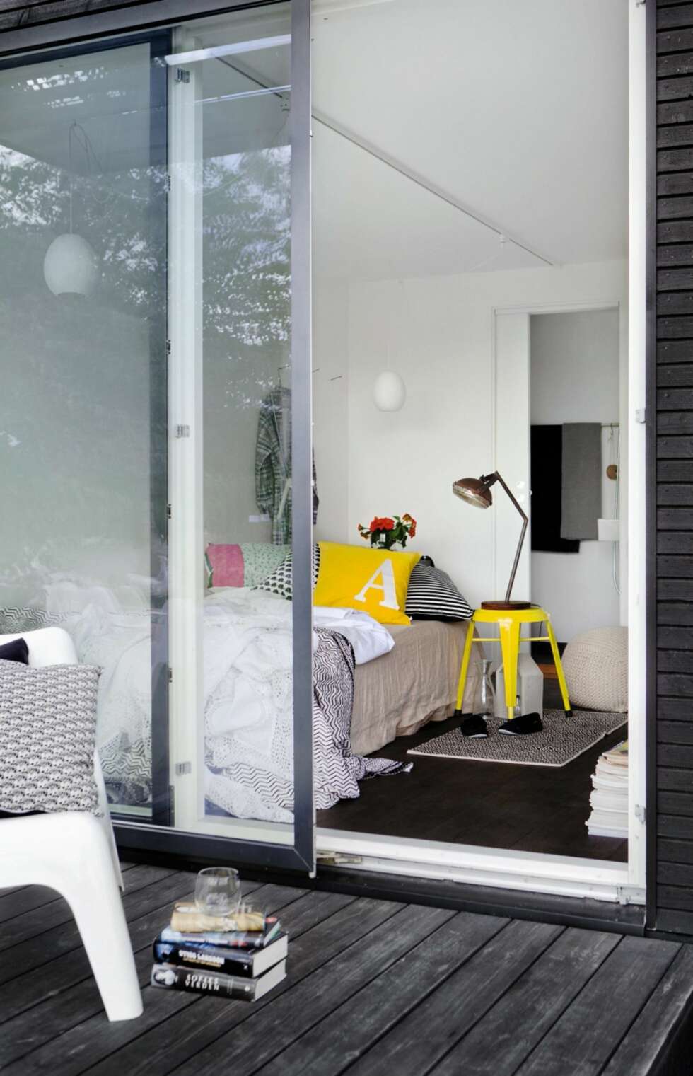 ANNEKS: I minihuset One + kan du gå rett fra terrassen og inn i det kombinerte sove- og allrommet. ANNEKS: I minihuset One + kan du gå rett fra terrassen og inn i det kombinerte sove- og allrommet.