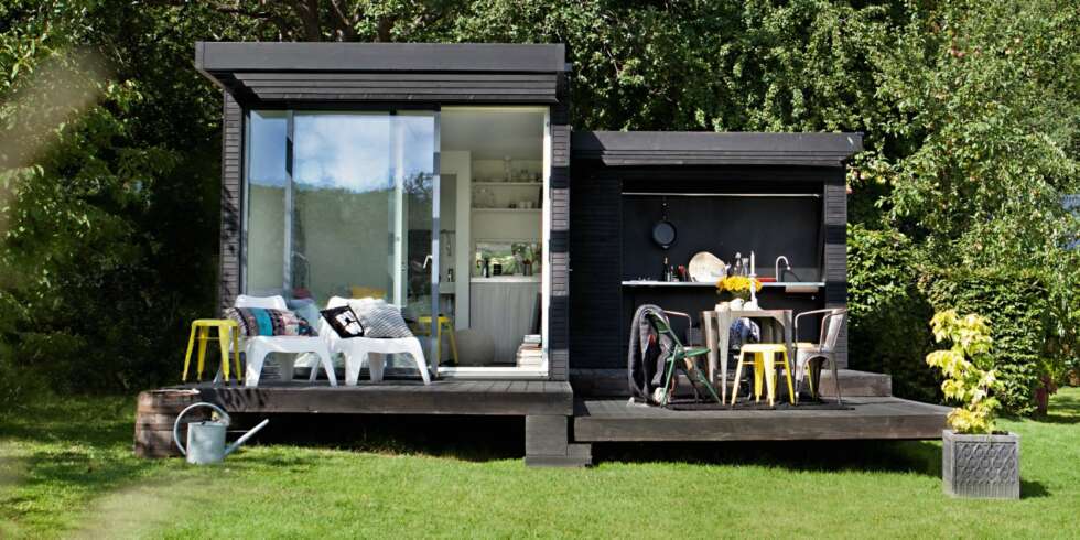 ANNEKS: Ikke bare er det lite, det er fint å se på også. Minihuset One + er innredet praktisk, og det er lagt opp til utendørsliv med terrasse og pergola. Det fine uterommet gjør at hytta føles større. Loungestoler fra Ikea, kr 245, vintagepute, kr 495, puter fra AnnaO/jtp-design.se, kr 199. Gul krakk fra Ellos, kr 599. ANNEKS: Ikke bare er det lite, det er fint å se på også. Minihuset One + er innredet praktisk, og det er lagt opp til utendørsliv med terrasse og pergola. Det fine uterommet gjør at hytta føles større. Loungestoler fra Ikea, kr 245, vintagepute, kr 495, puter fra AnnaO/jtp-design.se, kr 199. Gul krakk fra Ellos, kr 599.