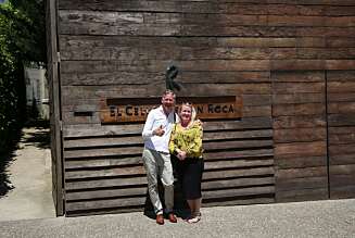 SPONTANT BESØK: Erik Valebrokk og hans kone Helle foran El Celler de Can Roca i den spanske byen Girona, kjent som verdens beste restaurant. Etter tre år på venteliste, fikk de plutselig telefon om en åpning og var i stand til å kaste seg rundt. Det hadde blitt verre om de var på ferie med barn. SPONTANT BESØK: Erik Valebrokk og hans kone Helle foran El Celler de Can Roca i den spanske byen Girona, kjent som verdens beste restaurant. Etter tre år på venteliste, fikk de plutselig telefon om en åpning og var i stand til å kaste seg rundt. Det hadde blitt verre om de var på ferie med barn.