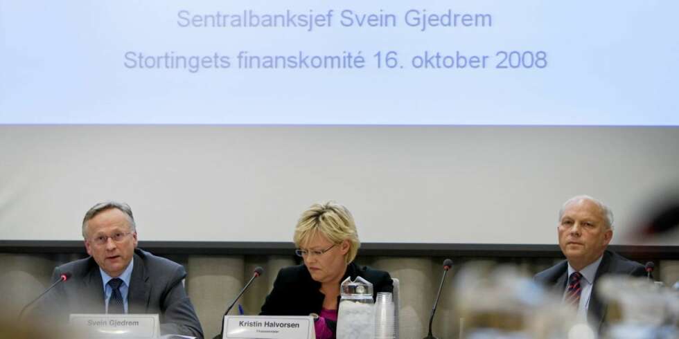 HØRING: Fra venstre sentralbankjef Svein Gjedrem, finansminister Kristin Halvorsen og Bjørn Skogstad Aamo, direktør i Kredittilsynet, svarte torsdag på spørsmål under en åpen høring i Stortingets regi. HØRING: Fra venstre sentralbankjef Svein Gjedrem, finansminister Kristin Halvorsen og Bjørn Skogstad Aamo, direktør i Kredittilsynet, svarte torsdag på spørsmål under en åpen høring i Stortingets regi.