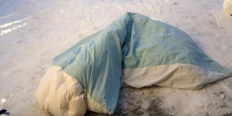 FULL AV SENGEMIDD: Det er de færreste som er flinke nok til å rengjøre dyner og puter regelmessig. Men noen timer ute i kulde og snø kan gjøre jobben for deg. FULL AV SENGEMIDD: Det er de færreste som er flinke nok til å rengjøre dyner og puter regelmessig. Men noen timer ute i kulde og snø kan gjøre jobben for deg.