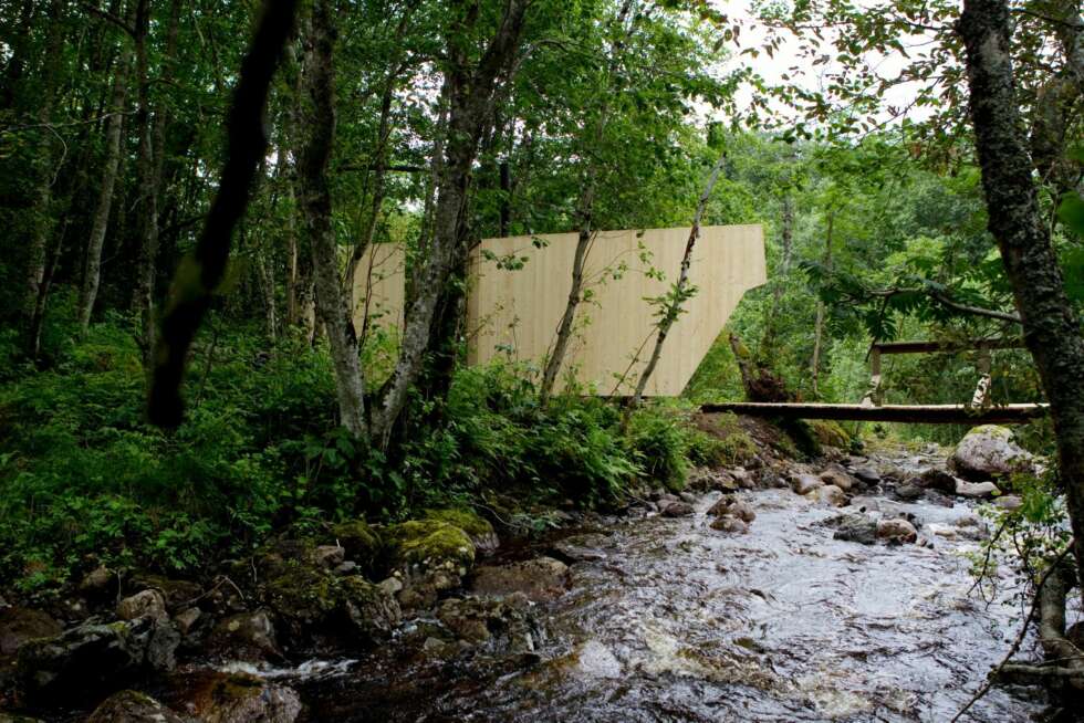 FIN I FORMEN: Fra gården og inn i tett løvskog hører du bruset fra fossen. Ved elven ser du badstua på den andre bredden og formen som strekker seg ut over vannet. FIN I FORMEN: Fra gården og inn i tett løvskog hører du bruset fra fossen. Ved elven ser du badstua på den andre bredden og formen som strekker seg ut over vannet.