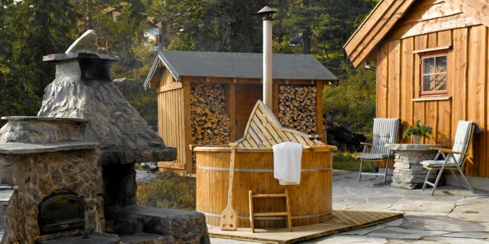 INTEGRERT: Her er badestampen flott integrert i utemiljøet på fjellhytta. INTEGRERT: Her er badestampen flott integrert i utemiljøet på fjellhytta.