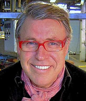 TULIPAN-ENTUSIAST: Finn Schjøll synes at vi alle bør ta oss råd til en bukett tulipaner til påske. TULIPAN-ENTUSIAST: Finn Schjøll synes at vi alle bør ta oss råd til en bukett tulipaner til påske.