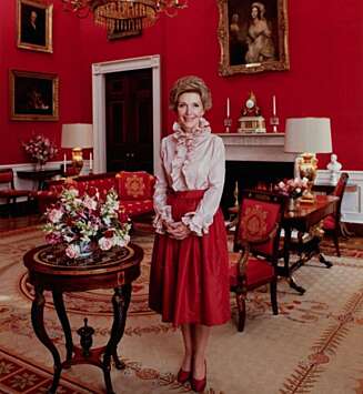 DET RØDE ROMMET: Nancy Reagan avbildet i Red Room i Det Hvite Hus. Dette rommet ser den dag i dag nokså likt ut. DET RØDE ROMMET: Nancy Reagan avbildet i Red Room i Det Hvite Hus. Dette rommet ser den dag i dag nokså likt ut.