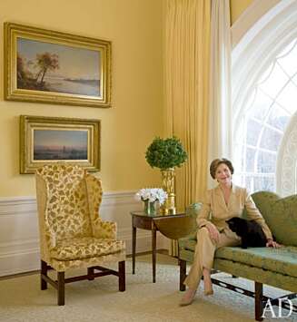 LAURA BUSH: Førstedamen er avbildet i East Sitting Hall. LAURA BUSH: Førstedamen er avbildet i East Sitting Hall.