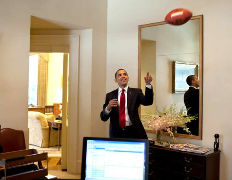 SPORTY: Presidenten viser ballkunnskaper. Han ønsket at interiøret skulle tilpasses Obama-familiens uformelle stil. SPORTY: Presidenten viser ballkunnskaper. Han ønsket at interiøret skulle tilpasses Obama-familiens uformelle stil.
