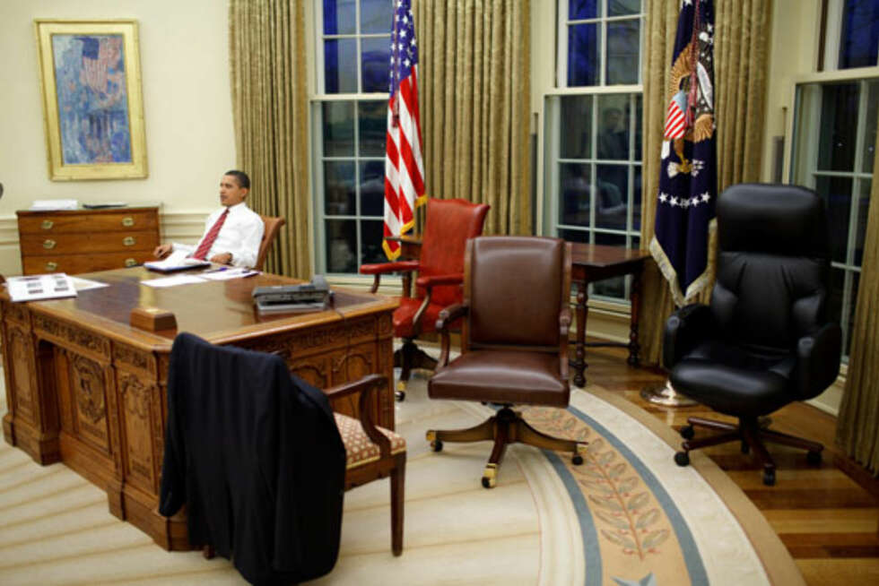STOLEN MÅ PASSE: Obama prøver ut kontorstoler rett etter å ha flyttet inn i Det Hvite Hus. STOLEN MÅ PASSE: Obama prøver ut kontorstoler rett etter å ha flyttet inn i Det Hvite Hus.
