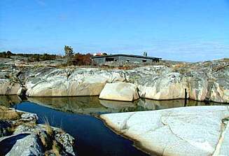 ELLINGSVIK: Denne øyeiendommen mellom Risør og Kragerø ble solgt for 7,9 millioner kroner i 2006. ELLINGSVIK: Denne øyeiendommen mellom Risør og Kragerø ble solgt for 7,9 millioner kroner i 2006.