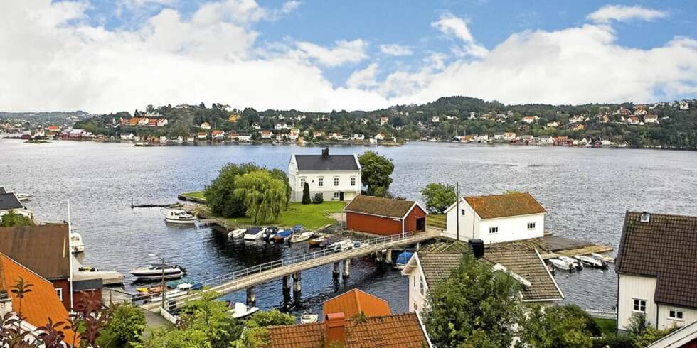 KJØP EN ØY: Jomfruholmen på utsiden av Hisøy i Arendal er til salgs for 18 millioner kroner. Det følger med flere bygninger og egen broforbindelse. Foto: Megleren. KJØP EN ØY: Jomfruholmen på utsiden av Hisøy i Arendal er til salgs for 18 millioner kroner. Det følger med flere bygninger og egen broforbindelse. Foto: Megleren.