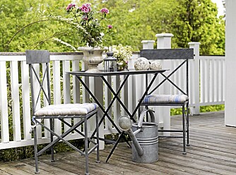 PLASS FOR TO: På en smal terrasse, eller andre steder hvor det ikke er så stor plass, kan et lite bord og to stoler være akkurat det du trenger. stolene, kr 1100, og seteputene, kr 159, er fra Verket interiør. Bordet, som også er et stort brett, koster kr 1200, hos Den salige isabell. PLASS FOR TO: På en smal terrasse, eller andre steder hvor det ikke er så stor plass, kan et lite bord og to stoler være akkurat det du trenger. stolene, kr 1100, og seteputene, kr 159, er fra Verket interiør. Bordet, som også er et stort brett, koster kr 1200, hos Den salige isabell.