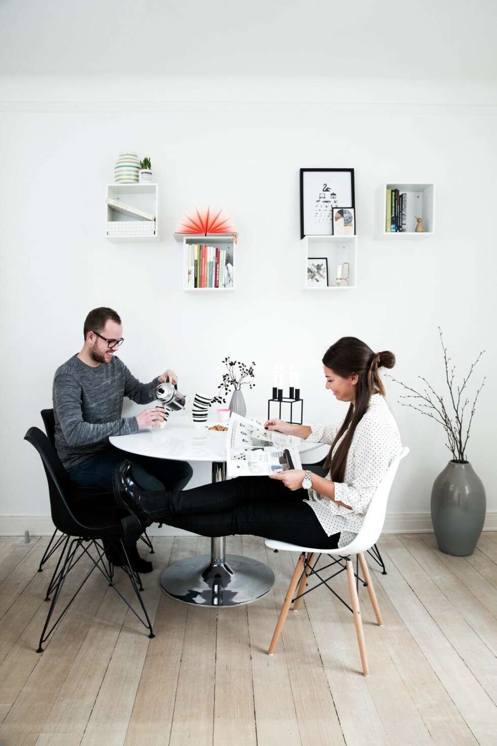 SMART LØSNING: Cecilie og Asger ved spisebordet fra Ikea. Stolene er fra biva.dk. Den hvite er fra Charles & Ray Eames, og er en klassiker de kan ha lenge. Enkle bokser på veggen gir et luftigere uttrykk enn skap eller reoler. SMART LØSNING: Cecilie og Asger ved spisebordet fra Ikea. Stolene er fra biva.dk. Den hvite er fra Charles & Ray Eames, og er en klassiker de kan ha lenge. Enkle bokser på veggen gir et luftigere uttrykk enn skap eller reoler.