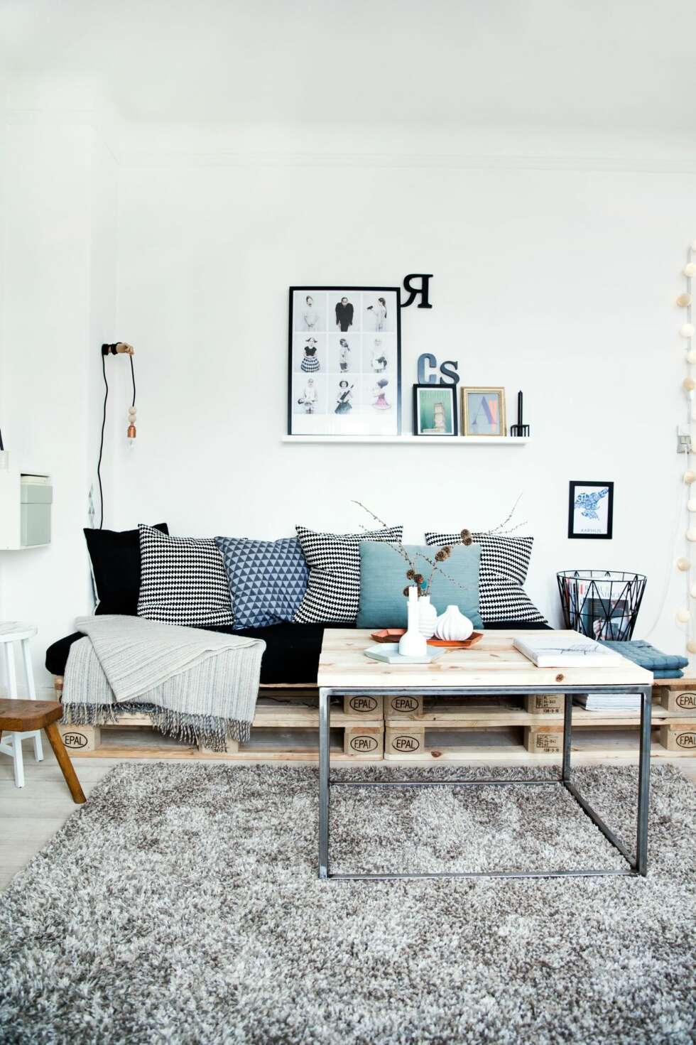 I SOFAEN: Putene er fra Ikea, og gulvteppet fra ilva.dk. Bordet i tre og jern har Asger sveiset selv. I SOFAEN: Putene er fra Ikea, og gulvteppet fra ilva.dk. Bordet i tre og jern har Asger sveiset selv.
