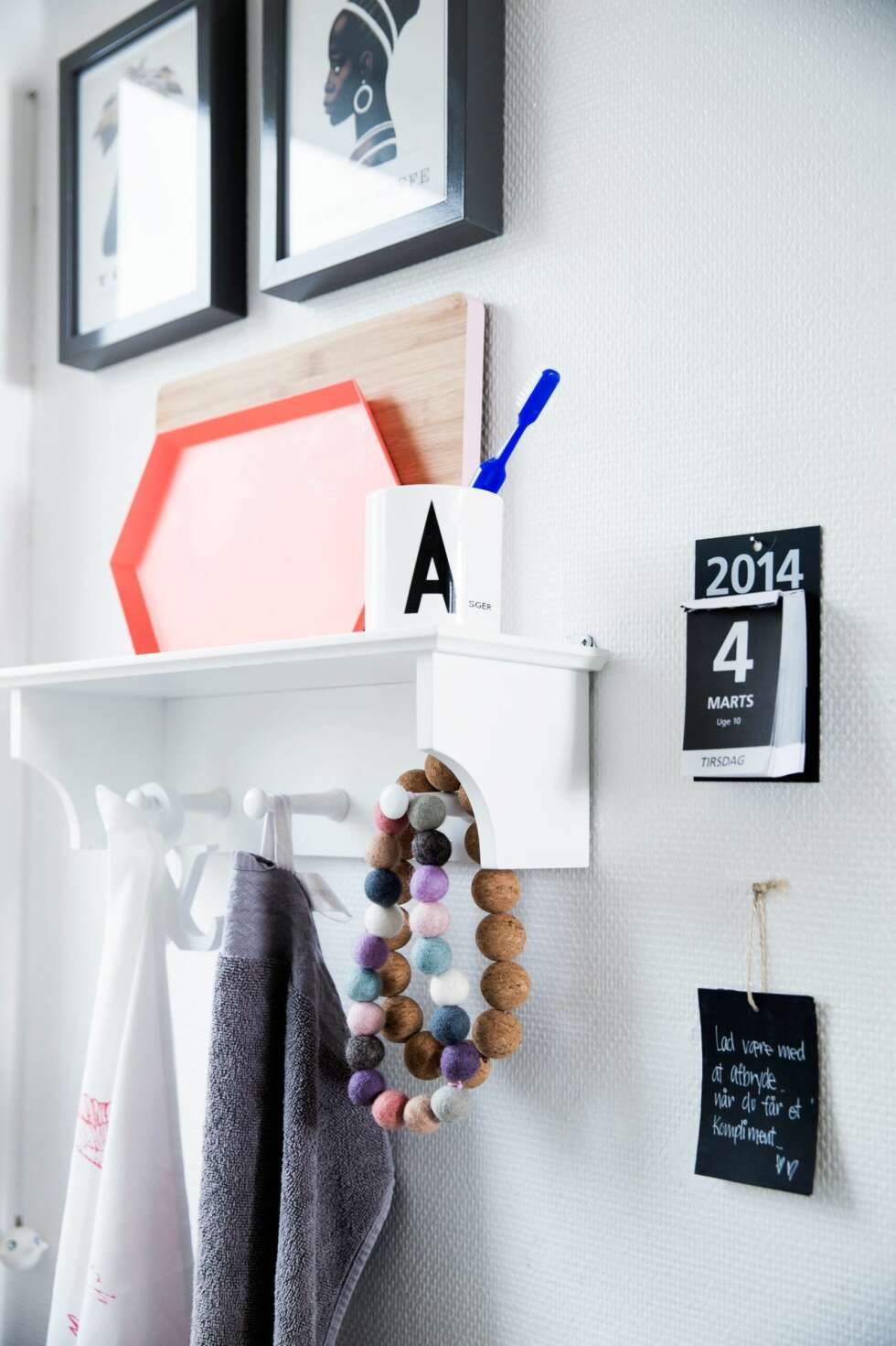 FIN DEKOR: Hyllen på kjøkkenet er fra Netto, serveringsbrettene fra
Søstrene Grene og bordskåneren i kork fra Ferm Living. Bordskåneren i filt er hjemmelaget. FIN DEKOR: Hyllen på kjøkkenet er fra Netto, serveringsbrettene fra
Søstrene Grene og bordskåneren i kork fra Ferm Living. Bordskåneren i filt er hjemmelaget.