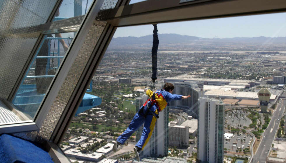 HOPP UT: 261 metter over bakken kaster man seg ut fra tårnet i splitter nye Sky Jump. Etter noen meter i fritt fall, bremses farten før man lander trygt på bakken. HOPP UT: 261 metter over bakken kaster man seg ut fra tårnet i splitter nye Sky Jump. Etter noen meter i fritt fall, bremses farten før man lander trygt på bakken.