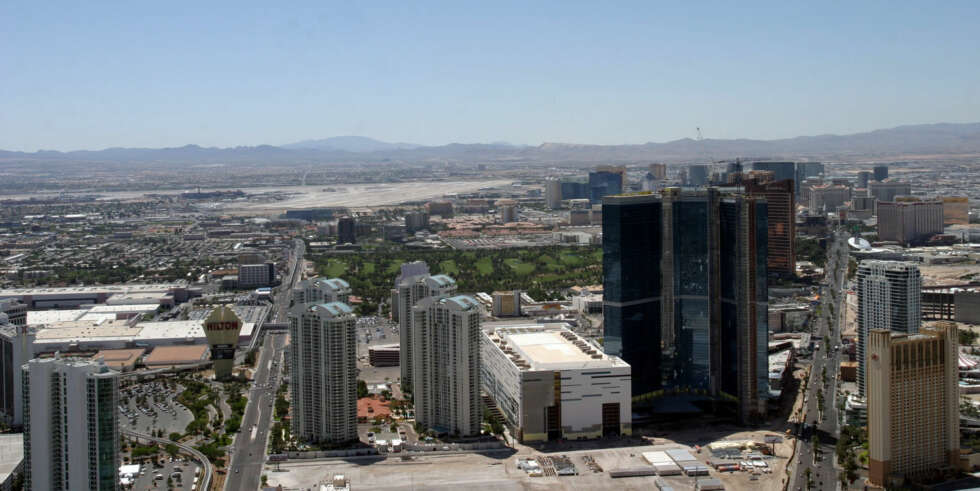 GOD UTSIKT: Utsikten ut over Las Vegas og Nevada-ørkenen er spektakulær - selv uten nattens neonlys. GOD UTSIKT: Utsikten ut over Las Vegas og Nevada-ørkenen er spektakulær - selv uten nattens neonlys.