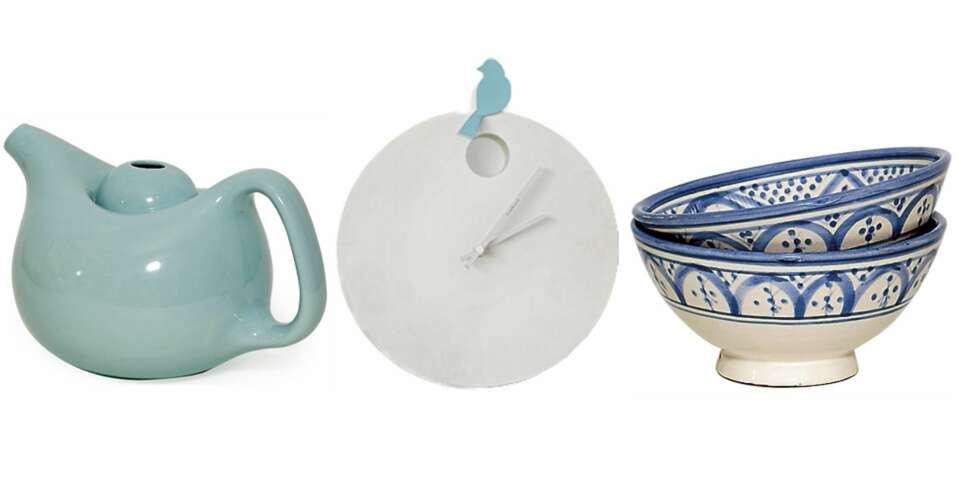 Tekanne i porselen, kr 500, Kähler, Norway Designs. Klokke i aluminium, kr 1790, Kvist. Boller i keramikk, kr 179 pr. stk. Bolina. Tekanne i porselen, kr 500, Kähler, Norway Designs. Klokke i aluminium, kr 1790, Kvist. Boller i keramikk, kr 179 pr. stk. Bolina.
