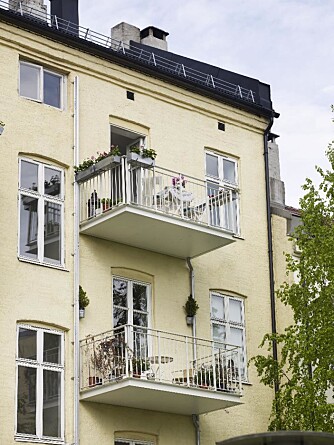 MANGE HENSYN: Hensynet til fasadekomposisjonen førte til at balkongene ble midtstilt under vinduene. For at balkongen skulle innpasses under de to vinduene til venstre, ble myndighetenes krav til maksbredde fraveket med 0,7 m. Undersiden av balkongene er holdt i hvitt for å reflektere mest mulig lys og minimere skyggevirkningen for naboene under. Vannet ledes inn mot veggen og ned i et eget nedløpssystem. MANGE HENSYN: Hensynet til fasadekomposisjonen førte til at balkongene ble midtstilt under vinduene. For at balkongen skulle innpasses under de to vinduene til venstre, ble myndighetenes krav til maksbredde fraveket med 0,7 m. Undersiden av balkongene er holdt i hvitt for å reflektere mest mulig lys og minimere skyggevirkningen for naboene under. Vannet ledes inn mot veggen og ned i et eget nedløpssystem.
