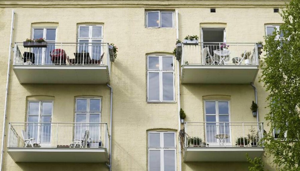 KOMPONERT: Hensynet til fasaden førte til at balkongene ble midtstilt under vinduene. Undersiden av balkongene er holdt i hvitt for å reflektere mest mulig lys og minimere skyggevirkningen for naboene under. KOMPONERT: Hensynet til fasaden førte til at balkongene ble midtstilt under vinduene. Undersiden av balkongene er holdt i hvitt for å reflektere mest mulig lys og minimere skyggevirkningen for naboene under.