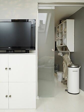Et skap fra Ikea går i flukt med flatskjermen og skjuler stereokomponenter og kabler effektivt. Dørknotter fra Country Chic. Skyvedøren i frostet glass gjør det mulig å skjerme stuen fra kjøkkenet og leiligheten for øvrig. Et skap fra Ikea går i flukt med flatskjermen og skjuler stereokomponenter og kabler effektivt. Dørknotter fra Country Chic. Skyvedøren i frostet glass gjør det mulig å skjerme stuen fra kjøkkenet og leiligheten for øvrig.