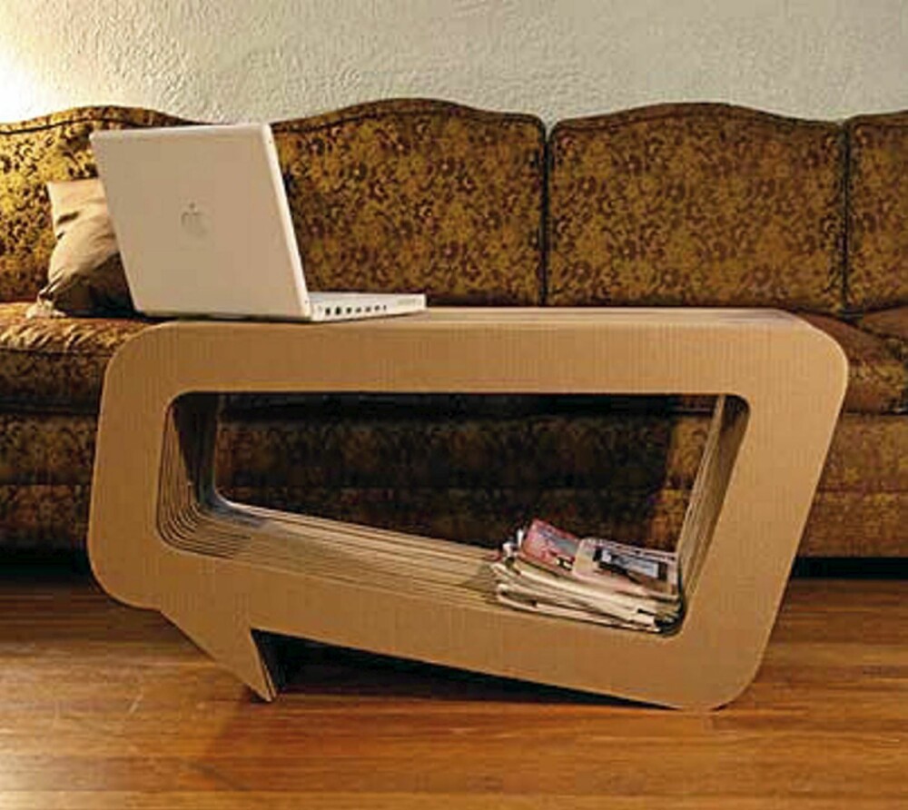 LEKKERT MØBEL: Proffe designere laget også møbler av papp, som dette salongerbordetformet som en snakkeboble, fra Crookedbrains. LEKKERT MØBEL: Proffe designere laget også møbler av papp, som dette salongerbordetformet som en snakkeboble, fra Crookedbrains.