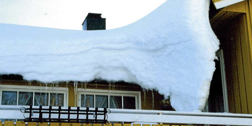 MILDVÆR: Ved væromslag kan smeltende snø skape problemer. Som for eksempel her, ved at snøen glir av taket og forårsaker skader når den faller ned på bakken. MILDVÆR: Ved væromslag kan smeltende snø skape problemer. Som for eksempel her, ved at snøen glir av taket og forårsaker skader når den faller ned på bakken.