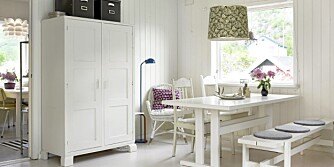 STILIG MED ENKLE GREP: Gjenbruk er et viktig stikkord for familien i Eidfjord. Boligen deres er stilfullt innredet i god Cheap chic-ånd. Det gamle bordet og benken er malt hvitt. Det samme er det hvite skapet fra Fretex, som var oransje da de kjøpte det. Lampeskjermen i grønt er et bruktfunn. STILIG MED ENKLE GREP: Gjenbruk er et viktig stikkord for familien i Eidfjord. Boligen deres er stilfullt innredet i god Cheap chic-ånd. Det gamle bordet og benken er malt hvitt. Det samme er det hvite skapet fra Fretex, som var oransje da de kjøpte det. Lampeskjermen i grønt er et bruktfunn.