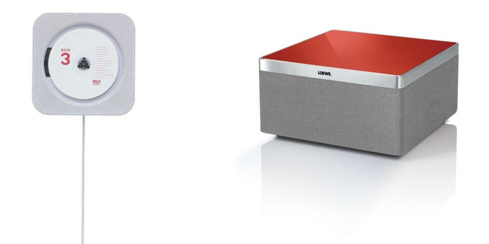 VENSTRE: For deg som ikke vil bruke tid på å legge inn alle de gamle Cd-ene dine digitalt, har Muji en minimalistisk, morsom liten cd-spiller til å henge på veggen. Denne passer flott på barnerommet - den er morsom for barn ettersom strømledningen også fungerer som av og på knapp. Muji CD-spille, kr 1500, Åhlens/Muji. HØYRE: Loewe AirSpeaker, kr 5790. Nok en stilren minimalistisk AirPlay-høyttaler, her fra tyske Loewe og i det høyere prissjiktet. Denne er enkel å plassere og kommer i fargene blå, grønn, rød, svrt eller stål. VENSTRE: For deg som ikke vil bruke tid på å legge inn alle de gamle Cd-ene dine digitalt, har Muji en minimalistisk, morsom liten cd-spiller til å henge på veggen. Denne passer flott på barnerommet - den er morsom for barn ettersom strømledningen også fungerer som av og på knapp. Muji CD-spille, kr 1500, Åhlens/Muji. HØYRE: Loewe AirSpeaker, kr 5790. Nok en stilren minimalistisk AirPlay-høyttaler, her fra tyske Loewe og i det høyere prissjiktet. Denne er enkel å plassere og kommer i fargene blå, grønn, rød, svrt eller stål.