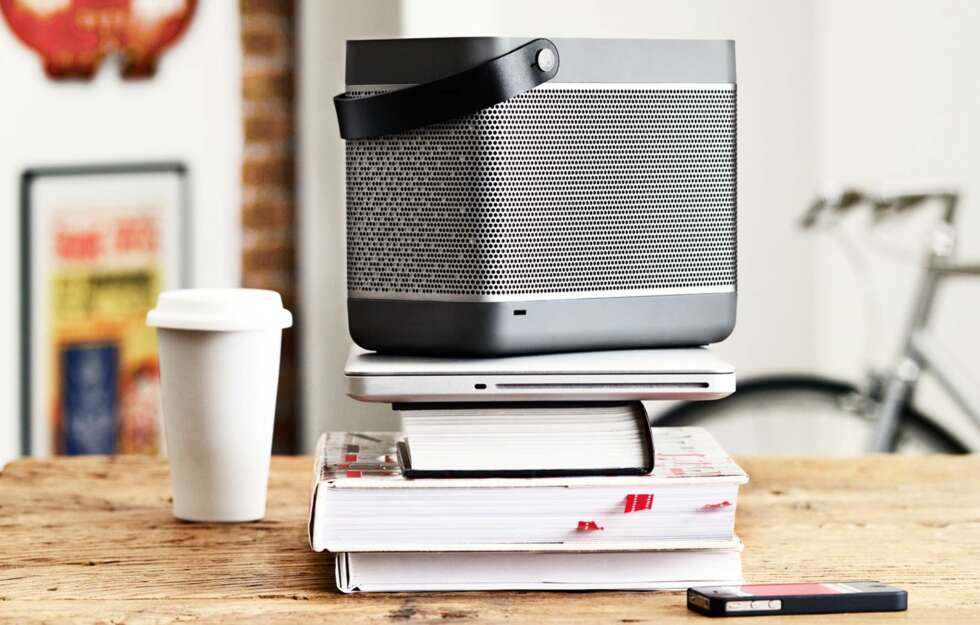 BÆRBAR: Beolit 12, designet av Cecilie Manz, er moderne nostalgi i en kompakt liten AirPlay-høyttaler, og perfekt for deg som foretrekker retro-looken. Den kommer i blå, gul, lysegrå og mørkegrå. Den lille bærestroppen i lær gjør at den er fin å ha med ut i hagen eller på stranden. Bang&Olufsen Beolit 12, kr 5500. BÆRBAR: Beolit 12, designet av Cecilie Manz, er moderne nostalgi i en kompakt liten AirPlay-høyttaler, og perfekt for deg som foretrekker retro-looken. Den kommer i blå, gul, lysegrå og mørkegrå. Den lille bærestroppen i lær gjør at den er fin å ha med ut i hagen eller på stranden. Bang&Olufsen Beolit 12, kr 5500.