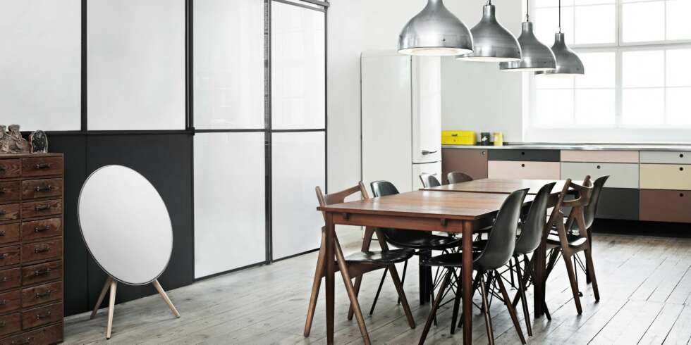 RÅFLOTT: Fyller far 50, eller har du kanskje fått igjen overraskende mye penger på skatten? Skal du virkelig slå på stortromma, vil Bang&Olufsens nyeste lydsystem BeoPlay A9 være et godt valg. I tillegg til topp lydkvalitet og lekkert design slår du flere fluer i en smekk da mange vil mene denne fungere utmerket som et møbel/kunstverk også. Bang&Olufsen BeoPlay A9, kr 14 999. RÅFLOTT: Fyller far 50, eller har du kanskje fått igjen overraskende mye penger på skatten? Skal du virkelig slå på stortromma, vil Bang&Olufsens nyeste lydsystem BeoPlay A9 være et godt valg. I tillegg til topp lydkvalitet og lekkert design slår du flere fluer i en smekk da mange vil mene denne fungere utmerket som et møbel/kunstverk også. Bang&Olufsen BeoPlay A9, kr 14 999.