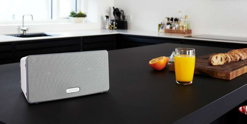 PASSER TIL ALLE MOBILER: Sonos fungerer uansett hva slags telefon du har fordi den spiller via det trådløse nettet. Med en tilleggsfunksjon til 398 kroner slipper du kabel fra høyttaleren inn i ruteren, i tillegg til at systemet vil kunne bygges ut til 32 trådløse soner der du kan spille forskjellig musikk. Sonos, Play:3 med ""bridge"", kr 2398 for høyttaler, 398 for trådløst startpunkt (""bridge""). PASSER TIL ALLE MOBILER: Sonos fungerer uansett hva slags telefon du har fordi den spiller via det trådløse nettet. Med en tilleggsfunksjon til 398 kroner slipper du kabel fra høyttaleren inn i ruteren, i tillegg til at systemet vil kunne bygges ut til 32 trådløse soner der du kan spille forskjellig musikk. Sonos, Play:3 med ""bridge"", kr 2398 for høyttaler, 398 for trådløst startpunkt (""bridge"").