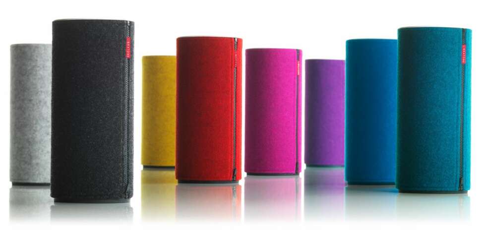 TRENGER IKKE TRÅDLØST NETT: Liten, snerten sak som skal være svært enkel i bruk. Libratone Zipp har tilleggsfunksjonen PlayDirect som gjør at du ikke trenger trådløst nett engang, for å spille fra alle dine trådløse enheter. Dermed kan du fint ha den med ut i hagen, på stranda eller på tur i skogen. Den er kledd i italienske kasjmir utvendig og kommer i åtte friske farger som kan kjøpes separat slik at du kan skifte etter humør, eller rom i huset. Libratone ZIPP, kr 3300. TRENGER IKKE TRÅDLØST NETT: Liten, snerten sak som skal være svært enkel i bruk. Libratone Zipp har tilleggsfunksjonen PlayDirect som gjør at du ikke trenger trådløst nett engang, for å spille fra alle dine trådløse enheter. Dermed kan du fint ha den med ut i hagen, på stranda eller på tur i skogen. Den er kledd i italienske kasjmir utvendig og kommer i åtte friske farger som kan kjøpes separat slik at du kan skifte etter humør, eller rom i huset. Libratone ZIPP, kr 3300.