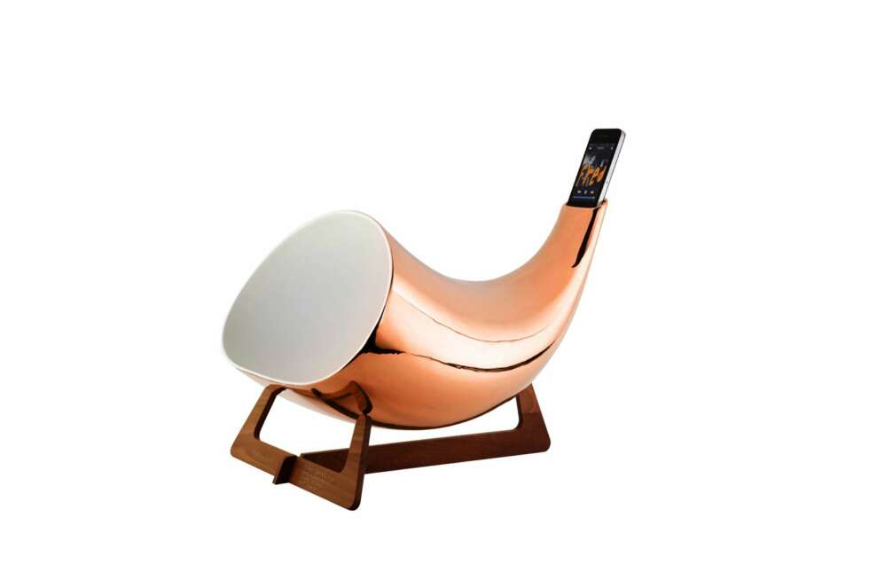 MODERNE RETRO: Megaphone fra Bolia er intet ringere enn håndlaget keramikk kombinert med trådløs musikk. Utseende er retro, men musikken spilles trådløs fra den radiostasjonen du vil, eller via iPod. Kommer i hvit keramikk, eller med kobberoverflate. Bolia Megaphone, Kr 3783. MODERNE RETRO: Megaphone fra Bolia er intet ringere enn håndlaget keramikk kombinert med trådløs musikk. Utseende er retro, men musikken spilles trådløs fra den radiostasjonen du vil, eller via iPod. Kommer i hvit keramikk, eller med kobberoverflate. Bolia Megaphone, Kr 3783.