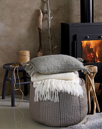 TILBAKE TIL FORTIDEN: Puff «Play» i strikket kunstfiber, Ø 50, design av Paola Lenti, kr 7200, fra Expo Nova. Stol i bambus, kr 350, pledd i ull/mohair, kr 2200, ullpute, kr 398, lysestake i tre, kr 598, alt fra Verket Interiør. Saueskinn, kr 950, fra Kvist. TILBAKE TIL FORTIDEN: Puff «Play» i strikket kunstfiber, Ø 50, design av Paola Lenti, kr 7200, fra Expo Nova. Stol i bambus, kr 350, pledd i ull/mohair, kr 2200, ullpute, kr 398, lysestake i tre, kr 598, alt fra Verket Interiør. Saueskinn, kr 950, fra Kvist.
