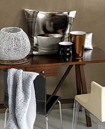 NORDISK: Konsoll «Maxime» i mørkt treverk, kr 3200, «Sundance» skinnstol, kr 1100, fra Verket Interiør. Wirebolle, kr 1720, Expo Nova. Stor vase, «Karen Blixen», kr 418. Gyllen vase, «Alvespeil», h 26 cm, kr 895, kunstfat «Alvespeil», Ø 38 cm, kr 985, fra Backe i Grensen. Pute fra Nicolette Brunklaus, kr 1425, Eske. Strikkejakke kr 900, fra Milla¿s. Plexistolen «Mademoiselle» har også elementer av skinn, kr 4850, Illums Bolighus. «Lovepute» i sølvfarget skinn, kr 1600, fra Konzept HP. NORDISK: Konsoll «Maxime» i mørkt treverk, kr 3200, «Sundance» skinnstol, kr 1100, fra Verket Interiør. Wirebolle, kr 1720, Expo Nova. Stor vase, «Karen Blixen», kr 418. Gyllen vase, «Alvespeil», h 26 cm, kr 895, kunstfat «Alvespeil», Ø 38 cm, kr 985, fra Backe i Grensen. Pute fra Nicolette Brunklaus, kr 1425, Eske. Strikkejakke kr 900, fra Milla¿s. Plexistolen «Mademoiselle» har også elementer av skinn, kr 4850, Illums Bolighus. «Lovepute» i sølvfarget skinn, kr 1600, fra Konzept HP.