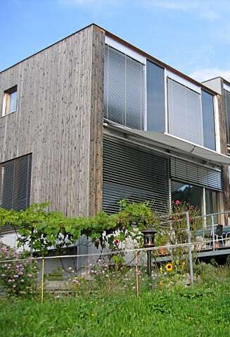 Batschuns, Østerrike. arkitekt Walter Unterrainer. Forbruker under 15 kWh/kvm til oppvarming. I Norge er det vanlig med fire til fem ganger mer. Batschuns, Østerrike. arkitekt Walter Unterrainer. Forbruker under 15 kWh/kvm til oppvarming. I Norge er det vanlig med fire til fem ganger mer.