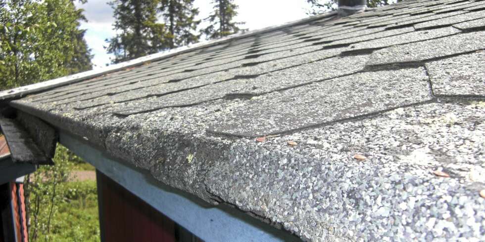 SPREKKDANNELSER: Ser du sprekkdannelser i overflaten eller spikere som kommer opp, kan det være tegn på at du må legge taket på nytt. SPREKKDANNELSER: Ser du sprekkdannelser i overflaten eller spikere som kommer opp, kan det være tegn på at du må legge taket på nytt.