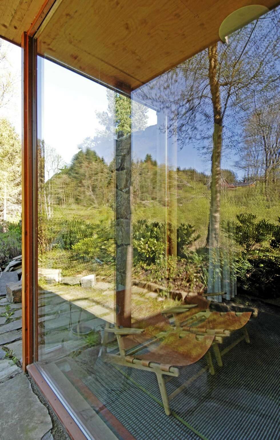 PANORAMA: Hjørnestuen med glass fra gulv til tak har praktutsikt over parken. PANORAMA: Hjørnestuen med glass fra gulv til tak har praktutsikt over parken.