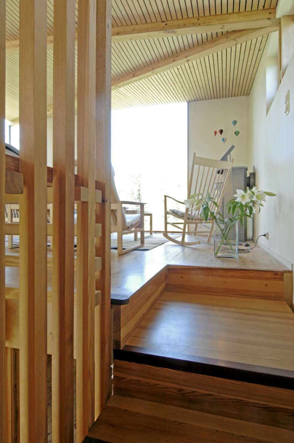 OPP I LYSET: Trappen munner ut den åpne, øverste etasjen med store vinduer rett mot lyset. Sjekk den spesielle spilehimlingen. OPP I LYSET: Trappen munner ut den åpne, øverste etasjen med store vinduer rett mot lyset. Sjekk den spesielle spilehimlingen.