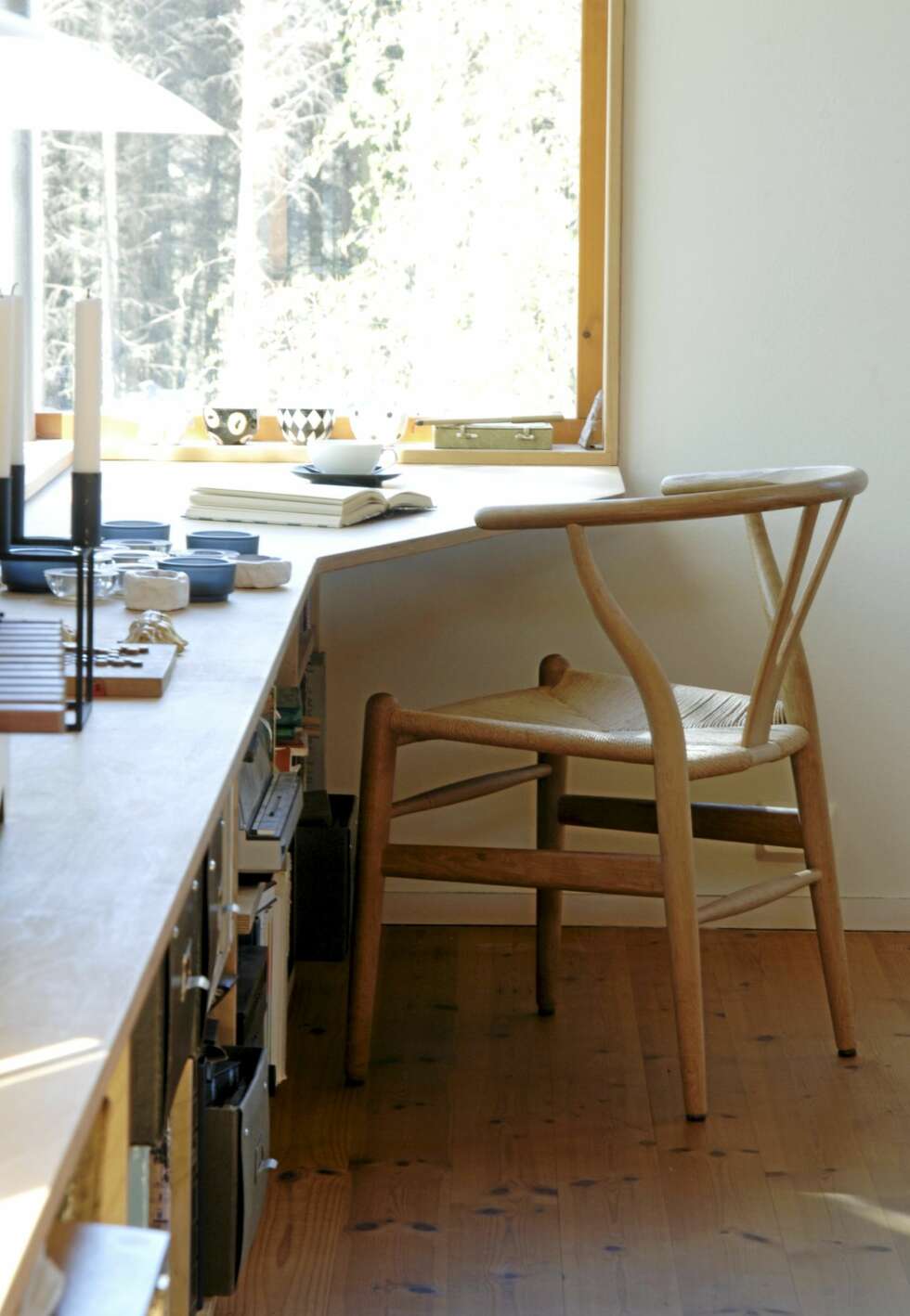 STEMNING MED TRE: Den skreddersydde arbeidsplassen i stuen flankeres av danske designklassikere. STEMNING MED TRE: Den skreddersydde arbeidsplassen i stuen flankeres av danske designklassikere.