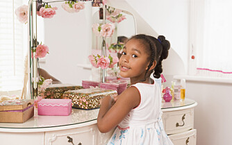 Jenterom: Gi husets prinsesse sitt eget sminkebord med et flott speil. Jenterom: Gi husets prinsesse sitt eget sminkebord med et flott speil.