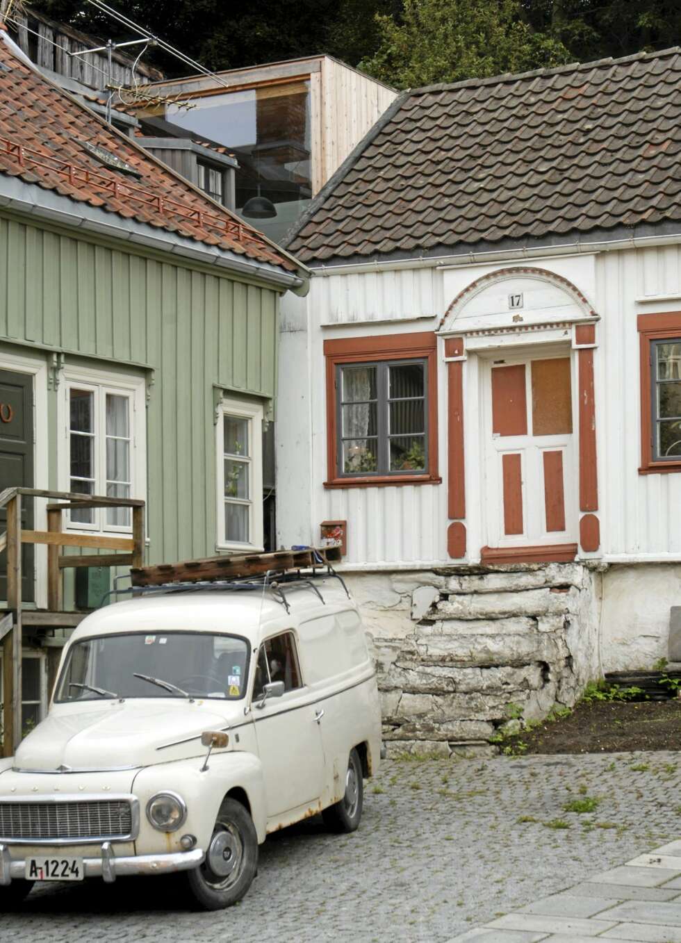 FREIDIG SAMSPILL: Det hvite Kokhuset ligger helt foran og det moderne tilbygget med ubehandlet malmfurupanel inne i bakgården. I den siste tiden har både Kokhuset og trappen mot gaten gjennomgått en omfattende og faglig presis rehablitering til opprinnelig stil. FREIDIG SAMSPILL: Det hvite Kokhuset ligger helt foran og det moderne tilbygget med ubehandlet malmfurupanel inne i bakgården. I den siste tiden har både Kokhuset og trappen mot gaten gjennomgått en omfattende og faglig presis rehablitering til opprinnelig stil.
